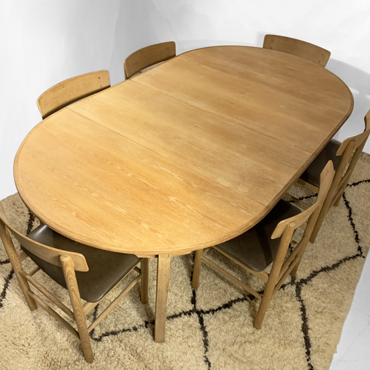Gudme Round Oak Dining Table Plus, Vintage Round Oak Table And Chairs Set
