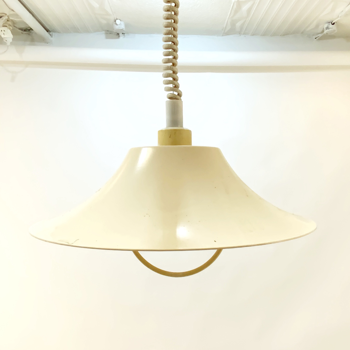 Pull down on sale saucer light