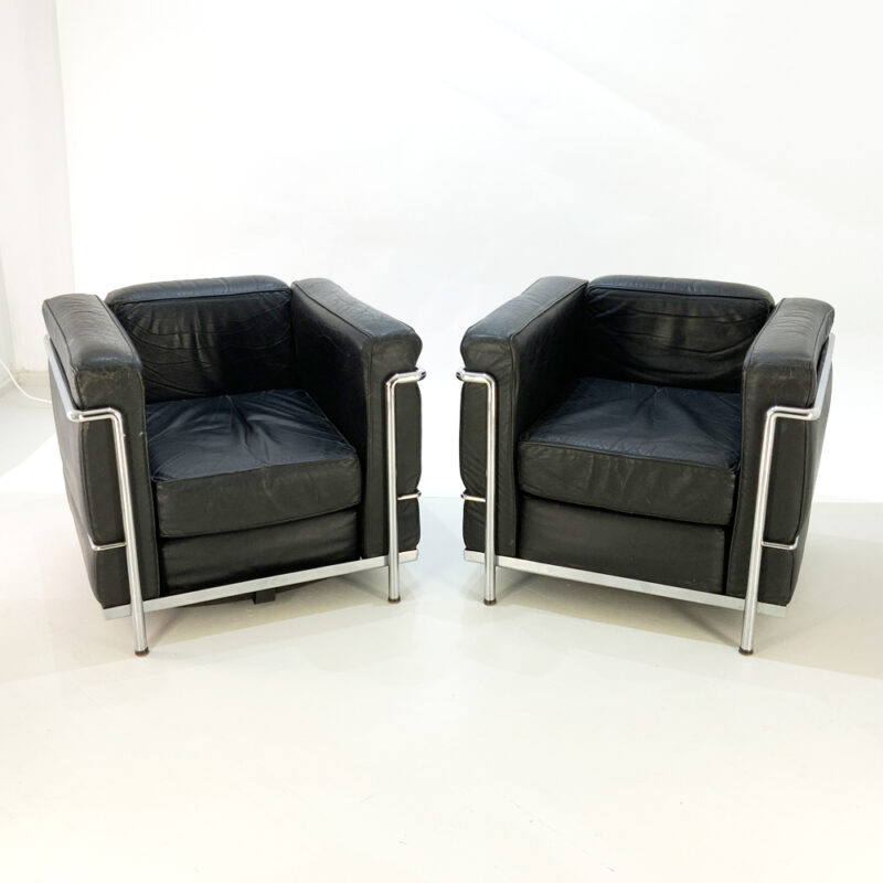 LC2 Fauteuil Grand Confort Armchairs in Black Leather - Vampt Vintage ...